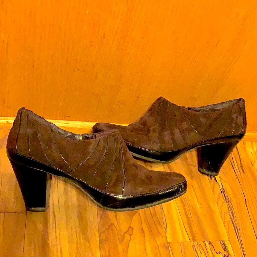 Clarks Artisan size 10 brown suede leather 3” heeled zip ankle boots booties EUC